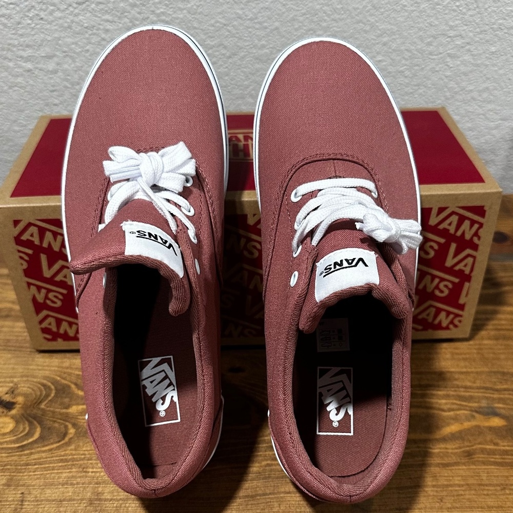 NEW VANS Women’s size 7.5/BIG KIDS size 6 Classic style shoes